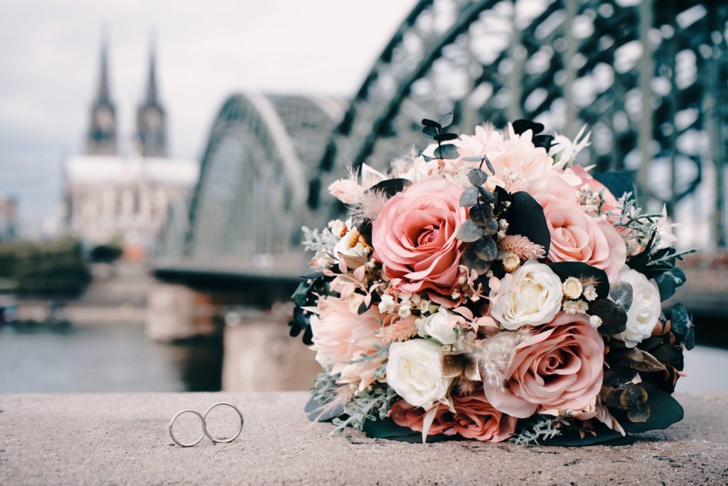 Hochzeitsstrauß und Ringe