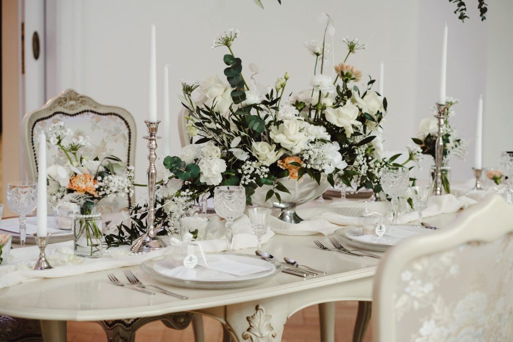 Eleganter gedeckter Tisch mit Blumen