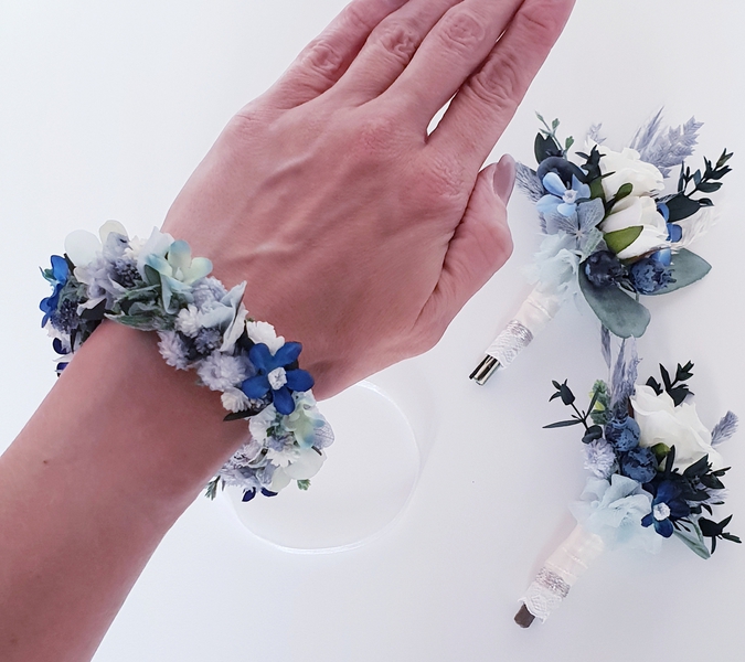 Blauer Blumenarmreif und Boutonnières