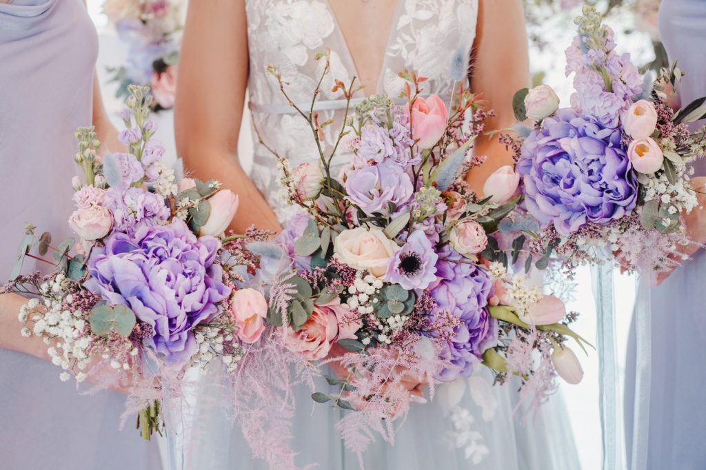 Blumensträuße in lila Tönen