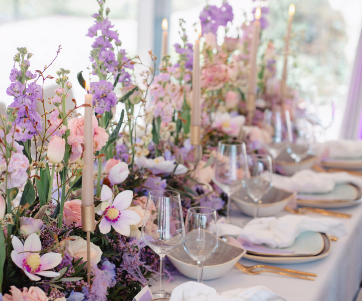 Blumendekoration auf festlichem Tisch