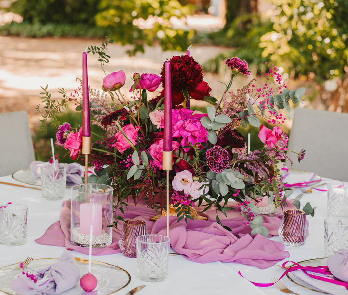 Blumenschmuck auf festlichem Tisch